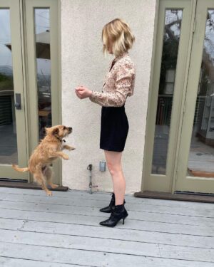 Taissa Farmiga Instagram - Press Junket day for @gildedagehbo 💋 Plus side of virtual is having my little dude by my side. 

💄 @emilychengmakeup 
💇🏼‍♀️ @brianfisherhair 
👠 @lex_onlex