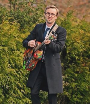 Tom Felton Instagram - Flash back to shooting The Flash ⚡️ ‘17 - have to do something in between scenes. Idol hands and all that ..