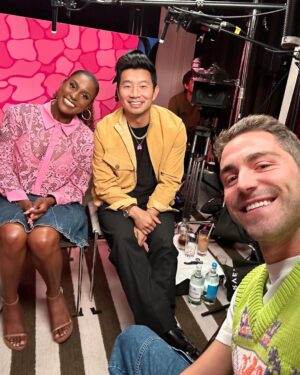 Tommaso Zorzi Instagram - Comunque ero qua per intervistare Margot Robbie, Ryan Gosling, America Ferrera, Issa Rae e Simu Liu. A breve uscirà tutto 🙌🏼
@barbiethemovie 
@warnerbrositalia