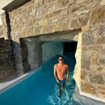 Tommaso Zorzi Instagram - “Amo il sole, l’erba, la gioventù.” Era di Pasolini ma comunque sono d’accordo. Specialmente sull’erba. @cavotagoomykonos supplied Cavo Tagoo Mykonos