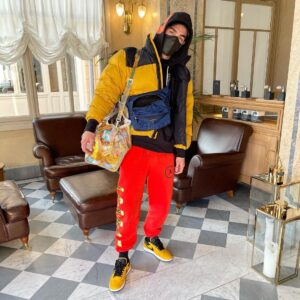Tommaso Zorzi Instagram - Commenta il mio look con una frase del GF