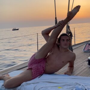 Tommaso Zorzi Instagram - Sto staccando un po’ ma voglio comunque condividere con voi un po’ di questi giorni a zonzo per le Eolie. Buon ferragosto, vi voglio bene ❤️