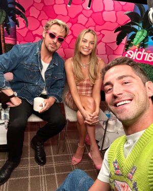 Tommaso Zorzi Instagram - Comunque ero qua per intervistare Margot Robbie, Ryan Gosling, America Ferrera, Issa Rae e Simu Liu. A breve uscirà tutto 🙌🏼
@barbiethemovie 
@warnerbrositalia