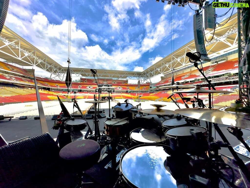 Tommy Lee Instagram - G’day Brizzy!!! See ya soon…. Damn i got great seats for this one! 😂 📷 @elsteevo4drums