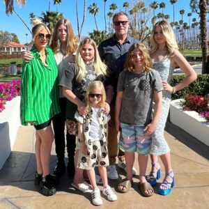 Tori Spelling Instagram - Happy Easter xo .
-
Desert 🌴 is magical for all.
-

📸: @estreyaa_