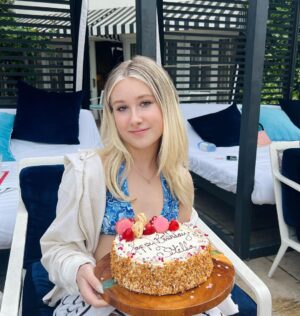 Tori Spelling Instagram - Back to my zip code… @beverlyhilton hotel has been such a huge part of my life. Went there with my family growing up and now I’m lucky enough to be able to take my own family. #beverlyhitonhotel gave us the most wonderful experience for @stella_mcdermott08 15th birthday. Penthouse suite, cabanas, cakes, the works. Tbh it was hard to leave 😂. Family time is the best time and @beverlyhilton you continue to always make us feel like true family. We love you! xoxo #90210