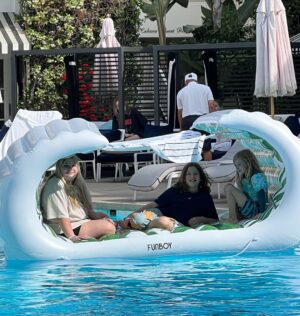 Tori Spelling Instagram - Back to my zip code… @beverlyhilton hotel has been such a huge part of my life. Went there with my family growing up and now I’m lucky enough to be able to take my own family. #beverlyhitonhotel gave us the most wonderful experience for @stella_mcdermott08 15th birthday. Penthouse suite, cabanas, cakes, the works. Tbh it was hard to leave 😂. Family time is the best time and @beverlyhilton you continue to always make us feel like true family. We love you! xoxo #90210