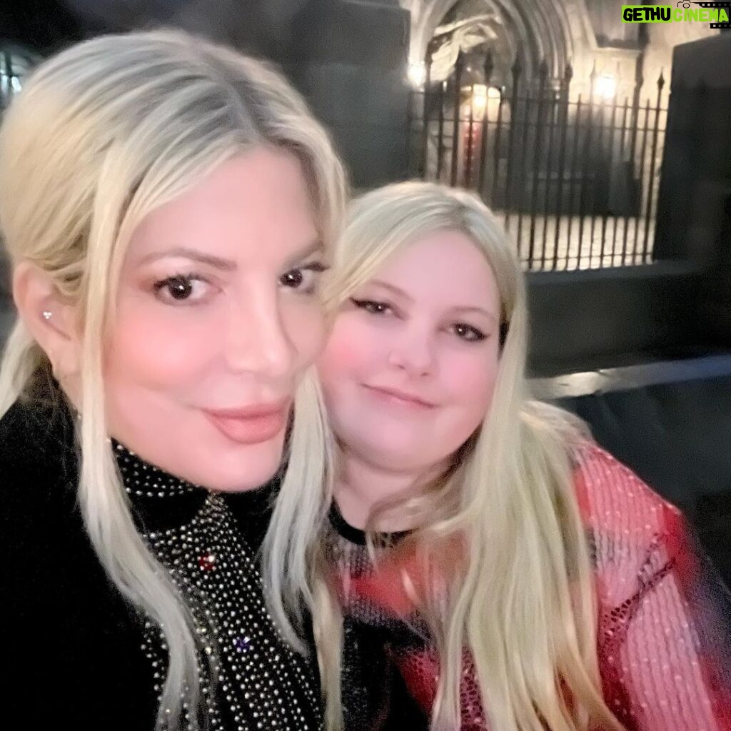 Tori Spelling Instagram - What an incredible evening attending the #standupforkidsgala supporting @luskinoic and the amazing work they do! No kid and no family are ever turned away! No matter if uninsured. They are the best for pediatric orthopedic treatments! Such kind humans doing phenomenal work daily! Loved showing our kids what it’s like to give back. Met the founders, the surgeons, the families and patients they’ve helped, unbelievable! And, @piatoscano duet with patient and ambassador not to mention talented actress and singer @scarlettkateferguson was incredible. Showing she doesn’t let cerebral palsy stop her from achieving her goals and dreams! My friend @carolinerhea4real hosted this amazing evening. I love that my kids now want to volunteer with #luskinoic ❤️🙏🏻. The beautiful night ended with a private show at #harrypotterworld @unistudios . #standupforkids . 📸: @stefaniekeenan @shaesavin Universal Studios Hollywood