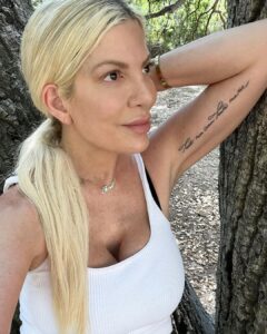 Tori Spelling Instagram - I believe in always looking forward and keeping your eye on the prize… But, this morning I took a pause for self reflection. It’s important to look back once in awhile and remind yourself how far you’ve come and what a badass you truly are. #strength #liveinthemoment 🙋🏼‍♀️