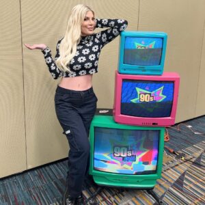 Tori Spelling Instagram - 90210 Family 4EVR… Thx 90’s Con @thats4ent for bringing us all together to spend a weekend together and with all of our amazing fans who have become family over the decades. I love you my forever family @jenniegarth @jason_priestley @ianziering @theshando and love but missed greatly @brianaustingreen @gabriellecarteris . Scroll thru all of these pics to see how special it really was!! And, my reels coming today after I finish going back to my day job as mom lol. And, @rebeccagayheartdane it was so good to catch up! I ❤️U. And, I got to see almost all of my Saved By The Bell Family too. Although no pics 😭. Love you @elizberkley @mariolopez @mpgosselaar and I got to hug friends I haven’t seen in years @aliciasilverstone and @reddonovan @breckinmeyer @melissajoanhart @jennaleighgreen @carolinerhea4real @realjoeyfatone 
My Heart is Happy today xoxo Hope to see you all in September in Florida at next 90’s Con ;)