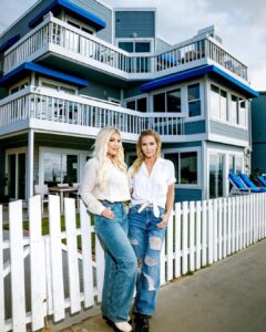 Tori Spelling Instagram - OMG we went back to the beach apartment… - My bff @jenniegarth and I went back to our beloved (well Kelly & Donna’s beloved) beach apartment for the first time in over 20 years! And, we have the podcast to prove it! Click link in my bio to hear this fun roomie bff episode “9021OH, we’re back” of @9021omgpodcast See, you CAN go home again! #90210 #beachapartment #kellyanddonnaforever #bff Hermosa Beach, California