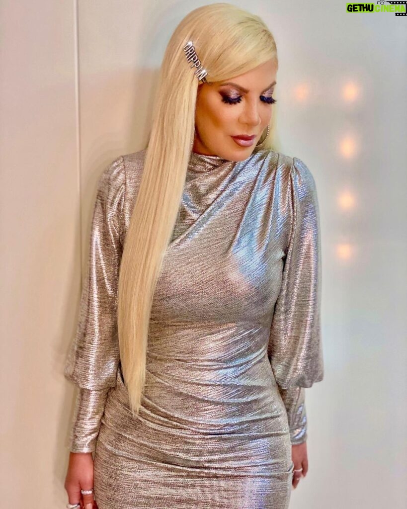 Tori Spelling Instagram - drippin… in deceit. Tonight’s all NEW episode of @loveat1stlie will quite literally SHOCK you to your core. Don’t miss! 9pm on @mtv #loveatfirstlie . Glam: @marcosgmakeup