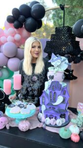 Tori Spelling Instagram - Hattie’s adorably spooky Halloween Birthday … this is 11 🖤 - Styling / Design by: 🙋🏼‍♀️ and my party planning bestie @prettysweetdeets . - Cake: @claymakescakes . - Sweets : @laforettbakehouse . - Party rentals : @createaparty & @loungepartyrentals . - Sushi: @sushiprivatecatering thx Julius! - Game truck & VR: @thebiggametruck . - Piñata : @ollinpartystore . - Video: @rkdmiii Home Sweet Home❤