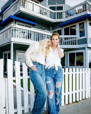 Tori Spelling Instagram - OMG we went back to the beach apartment…
-
My bff @jenniegarth and I went back to our beloved (well Kelly & Donna’s beloved) beach apartment for the first time in over 20 years! And, we have the podcast to prove it! Click link in my bio to hear this fun roomie bff episode “9021OH, we’re back” of @9021omgpodcast See, you CAN go home again! #90210 #beachapartment #kellyanddonnaforever #bff