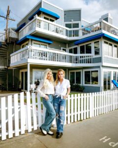 Tori Spelling Instagram - OMG we went back to the beach apartment… - My bff @jenniegarth and I went back to our beloved (well Kelly & Donna’s beloved) beach apartment for the first time in over 20 years! And, we have the podcast to prove it! Click link in my bio to hear this fun roomie bff episode “9021OH, we’re back” of @9021omgpodcast See, you CAN go home again! #90210 #beachapartment #kellyanddonnaforever #bff Hermosa Beach, California