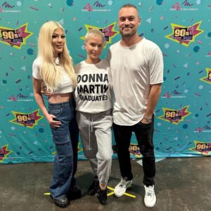 Tori Spelling Instagram - Day One 90’s Con…
-
Come by my booth and Get Donna Martin Graduates merch ❤️
@brianaustingreen @laurarugetti @thats4ent #90s #90scon #donnamartingraduates