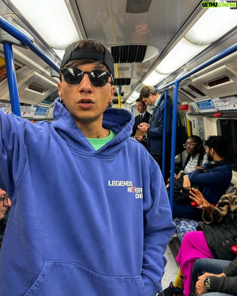 Ultimo Instagram - Ottobre, Londra. Non scriverò la musica ma vita della gente. ❤️ London, United Kingdom