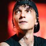 Ultimo Instagram - Uscire a luglio con una canzone del genere mi è stato detto che è un suicidio discografico. Nessuna playlist e nessuna radio che possa sostenerla. Ho risposto che lo so, ma che poi c'è anche altro. C'è che PAURA MAI ha la volontà di rappresentare la mia generazione perché so che siamo tutti spaventati da un futuro vuoto, so che abbiamo tutti paura di ritrovarci con la TV accesa di notte per non sentirci soli in casa. Abbiamo paura del silenzio in stanza, perché ci è stato promesso un mondo che non c'è. Perché ci hanno giudicato senza prima parlarci. E allora voglio dire a tutti voi che seppure da fuori sono visto come un ragazzo di successo, vivo ogni giorno con le vostre stesse paure. E voglio dirvi che è normale. È normale a volte guardarsi allo specchio e non riuscire a vedersi... e quando si normalizzano le paure, allora quel futuro vuoto diventa più facile da guardare. Allora quella TV accesa di notte può essere spenta. E se ora è tutto spento, troveremo i colori! Perché sta vita passa, ma amico... non scompare. A me tutto questo basta e avanza per regalarvi questa canzone. PAURA MAI !!! Da mezzanotte è vostra... insieme a 5 brani live dai nostri stadi ❤️