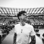 Ultimo Instagram - Dopo 4 anni torno a suonare all’Olimpico. Stavolta per 3 notti. Roba che anche un bambino iper sognatore come me avrebbe pensato che era troppo… troppo anche solo da sognare. L’anno scorso uscito dal Circo Massimo avevo la sensazione di camminare a un metro da terra. Perché? Perché mi sono sentito figlio di questa città e amato dalle strade dove sono cresciuto. Lassù qualcuno ha scelto de famme nasce a Roma e io poi ho scelto de volecce vive. E nun so spiegallo a chi nun c’è nato… Esse de Roma nun è questione de bello o brutto… Nun è questione de nord o sud… Nun è questione de che lavoro fai…. È questione de guarda’ er mondo intorno che crolla e pote’ di’: Io so de Roma… e a me nun me tocca. Non vedo l’ora di guardarvi negli occhi e ripetervi ancora una volta: ABBIAMO VINTO NOI ❤️ Stadio Olimpico, Roma