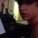 Ultimo Instagram - Domani esce il docufilm. Questo ero io nel 2013 mentre cantavo Sally di Vasco. Rivederlo ora mi fa strano, mi sento quasi in imbarazzo perché percepisco che cantavo imitandolo, risultando a tratti comico… ma d’altronde è un po’ come farebbe un bimbo col suo supereroe preferito. 10 anni fa cantavo per un paio di amici con questa “disperazione” perché sentivo di volercela fare, ma era dura… Non ho mai smesso però di scrivere e suonare, giorno dopo giorno, arrivando a prendermi la vita che immaginavo per me, passando attraverso quei “NO” che maledicevo, ma che ora reputo fondamentali per essere qui, in quanto parte di questo bellissimo disegno. Il video lo faceva Luca, un mio amico, che l’altro giorno quando lo ha rivisto mi ha scritto: “Stasera cena?” Sì, stasera cena.