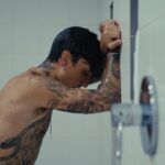 Ultimo Instagram - Non è un documentario. È la mia vita. Ho sempre scelto di non raccontarmi troppo attraverso i social, ho sempre lasciato che a parlare fosse la musica. La mia musica partita da un pianoforte in una cameretta e che è riuscita ad arrivare dentro gli stadi di tutta Italia. Non è autocelebrazione, spero davvero che chiunque stia inseguendo un sogno che sembra lontanissimo possa trovare guardandolo la forza di cui ha bisogno. Perché la mia è una storia semplice, senza effetti speciali: avevo un pianoforte e le mie parole. Nient’altro. Io ho scelto di chiamarmi Ultimo e di provare a vincere con questo nome, proprio per tentare di ribaltare i pronostici. Non so se posso già dire di aver vinto, posso dire però che sto giocando la partita che volevo giocare. Dal 30 Maggio su @primevideoit