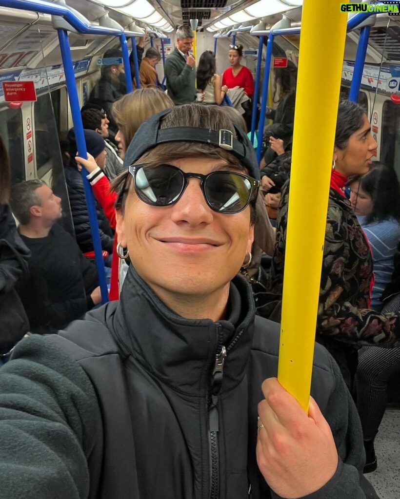 Ultimo Instagram - TI VA DI STARE BENE è fuori ovunque!❤️ Saluti dalla metro di Londra😎 London, United Kingdom