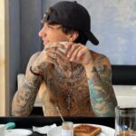 Ultimo Instagram - leri sera si è concluso il 12esimo concerto di questo tour incredibile. Ora sto per tornare a Roma e ho dentro un mare di pensieri… è la mia città. In questi anni di pandemia, quando rimandavamo questo tour, cercavo di evitare di percorrere le vie che circondano il Circo Massimo perché mi faceva male vederlo e pensare che avrei dovuto suonare lì. Oggi torno a Roma e prima di andare a casa voglio passarci in macchina, voglio guardarlo bene... immaginarvi tutti lì domenica prossima e sorridere al destino... La mia città, la mia gente. Roma, questa domenica saremo in 70 mila... e dopo 2 mesi di alberghi, finalmente torno a casa. ❤️