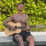 Ultimo Instagram - E certo che ci credo negli avvenimenti Cercare indietro per poi ritrovarlo avanti Quel filo che ci unisce puoi chiamarlo amore Ma tu sarai contraria perché non vuoi un nome E certo che so bene quanto dentro pesa Tu vedi l’abbandono come la tua casa Ed io vorrei bussarti, farti una sorpresa Portarti nei miei fogli come fa un poeta Mi domando se ti domandi tu Che cosa faccio quando sono solo io Che cosa faccio quando penso al nome tuo E mi domando se ti domandi tu Che senso c’ha parlare di tristezza se Se accanto c’è qualcuno con cui ridere Io come te cerco solo l’amore Io come te cerco solo l’amore