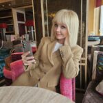 Valeriya Instagram - Вот почему так всегда: как напряжённый день впереди, так обязательно случается бессонная ночь? Как быть, если хочется разобраться в новом телефоне, а днем времени нет?🤷‍♂️Не виню свой новенький Samsung, виню только себя 🥲