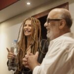 Vanessa da Mata Instagram - Há um ano chegava às plataformas “Foice”, segundo single do álbum #VEMDOCE. Um encontro com os mateiros, com as mazelas, com o entendimento de cada ferida, encontro com a cura. Intensa mas necessária. Um pouquinho do processo de composição e gravação de “Foice” pra vocês! #VanessadaMata #Foice #VemDoce