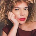 Vanessa da Mata Instagram - Ao individual modo de sermos, Por mais que tentam impor em nós pareceres ou sangue Se lhe é dado o desconforto Libertar-se do seguir o sangue de pai e mãe, caso sejam infortuneis Honrar pai e mãe apenas nos exemplos bons e lutas dignas diárias Segue avante e erga-se pela própria evolução deles, por eles, por eles, mas liberta-se Ao desatar-se e alinhar-se no esplendoroso do seu próprio ser De sim ao seu compromisso somente consigo logo o saudável de vida Sim à vida E ao adeus hoje e amanhã do fadado ao esmo Que tentaram e tentam impor A ti Rompa, quebre, invista-se Mas que desfaçamos os nós e laços feito de prisões que não existem Avante sempre ao nosso Sim à vida que é toda nossa e só a nós nos damos Pulsão de vida e não de morte Saudável invicta seja a nossa sabedoria Faço-me e faço-te livre de qualquer amarração ou mistura de mim e de vós Curo-me, livro-me na auto-medicina Limpa e independente Destino e fluência divina evolutiva, dou-me Pois somente vida, saúde e alegria Assim liberto-me Asè Amém Namaste 🙏