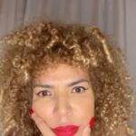 Vanessa da Mata Instagram - 🪽Eu Não Tenho (Vanessa da Mata / Kanza Lokua) Eu não tenho chão Eu não tenho casa Eu não tenho pão Estou vendendo as asas Que possuo Por não ter mais nada Vez em quando leite, vez um feijão Quem jamais ganhou presente de Natal Eu não tenho chão Só grão de esperança Deixa pra lá Há quem tenha por nós Eu não tenho chão Eu não tenho casa (nada) Eu não tenho pão Estou vendendo as asas Que possuo Por não ter mais nada Vou longe com Deus e as asas que levo Vejo os castelos frente ao meu brinquedo Eu não tenho som Canto o que me dão Viva a vida, vida viverá Mas vejo nos olhos de Esmeralda Um dom que sossega a minha tristeza Só ela constrói Sem ela tudo me dói Deixa pra lá Há quem tenha por nós #VanessadaMata
