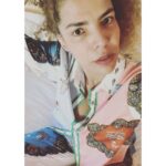 Vanessa da Mata Instagram - Não pense em qualquer tipo de maus tratos consigo mesmo Seja de aparentemente simples ou mais severo Agradeça pelo seu corpo Sua existência, seus caminhos, suas pequenas ou quaisquer conquistas Agradeça pela sua existência em todos os momentos que surgir culpa ou rejeição de si mesmo Qualquer que sejam os maus-tratos à autoestima, auto-boicote, sem alimentares em não se nutrir ou mesmo se alimentar ou se negar em uma alimentação nociva, se cortar, se desmerecer, se desconectar com o mundo real, em fugas desnecessárias criando desequilíbrios ou auto perseguição Atenção: a vida é uma chance, uma proteção, uma atenção, uma possibilidade repetidamente Não adianta a fuga seja pequena ou tentar o “para sempre”, não adiantará e só piorará a sua condição de dor e solidão, caso faça ou tente Resida em si, olhe o que é menor, simples e real O que não se pode comprar O que é vida no mais profundo calor Se ame, se abrace, se dê chances Se agradeça, todos os dias e horas que sua mente tentar boicotar sua existência Não deixe Se beije Faça amor com a vida Se ensina no todo Se veja sendo parte e teime Reiki, medite, trabalhe, se orgulhe e teime e teime até vencer a escuridão inexistente