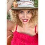 Vanessa da Mata Instagram - Deus te dê luz, alegria e saúde (Deus te dê) Deus te dê carinho, prosperidade e harmonia (Deus te dê) Deus te dê sorte, caminhos, muitos amigos (Deus te dê) E que me esqueça pelo amor de Deus (Deus te dê) 😂 🎶“Vizinha Enjoada” (Vanessa da Mata) #VanessadaMata #VemDoce #VizinhaEnjoada