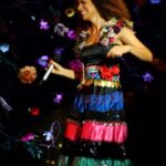 Vanessa da Mata Instagram - #TBT “Baú”, composição da Vanessa da Mata, do álbum “Sim”(2007) e regravada no primeiro DVD da Vanessa da Mata, na cidade histórica de Paraty (RJ) em novembro de 2008. O álbum ao vivo foi produzido por @mariocaldatostudio e @kassin.co e a direção de vídeo foi assinada pela @joanamaz. ✨📦 E você? O que você guardaria no seu baú mágico? Foto capa Reels: @possatophotography #EquipeVDM #VanessadaMata