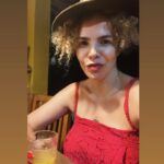 Vanessa da Mata Instagram - Chá de mãe é que nem visitar o lar de infância quando ela foi boa A gente tem um gostinho de nós, se a nós nos torna um pertencimento de orelha a orelha riso de um amor inocente, caminho que deixava tudo gigante Na infância da gente, o quintal da avó era enorme Ela era enorme Os avisos da mãe de vidente Qualquer coisa que se fazia era surpreendente Os cheiros, as bolas, as comidinhas, a língua do p, as queimadas, O apresentador do jornal morava dentro da televisão os assobios conseguidos depois de tanto tentar e tontear Chá de mãe, Cafuné de mãe, curiar de vó Voltar para casa de um pé só