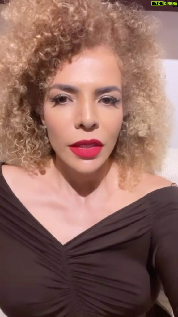 Vanessa da Mata Instagram - O que acontece com a burocratização da adoção? Quantas crianças crescem e quantos casais envelhecem querendo a mesma coisa: uma família e nada conseguem. O que está acontecendo Brasil? Além disso, precisamos de um curso básico e prático para a criança e os pais. Ajudando os dois lados a lidar com as expectativas, as alegrias, as dores, as frustrações, o amor e a capacidade de superação que junta em todos nós, quando chega a adoção! Saber lidar para não acontecer o despreparo. Por favor vamos levar esse assunto longe. Repostem