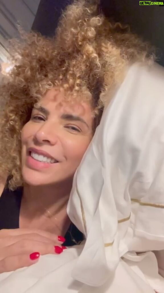 Vanessa da Mata Instagram - Vem doce, meu bem 🥭 #VemDoce #VanessadaMata