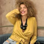 Vanessa da Mata Instagram - 😀 Rindo com você (Vanessa da Mata) “Foram tantos anos sem te encontrar Quanto você mudou desde lá Mudei demais também Parece que foi uma vida atrás A pausa da ampulheta em nós Mas o tempo não dissolve Ligações antigas Dentro, em meu coração Já curaram as feridas Outro dia eu acordei De um sonho, coisa linda Rindo com você É tão bom te encontrar Sempre gostoso te rever Espero que esteja feliz E só as coisas boas fiquem” 👉Ouça a música completa no youtube.com/vanessadamata #VanessadaMata #VemDoce #Rindocomvocê