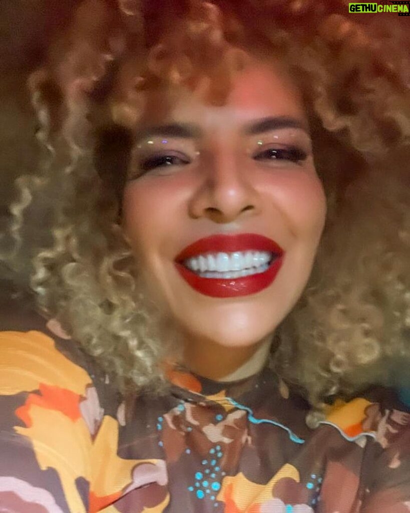 Vanessa da Mata Instagram - “Vida Não tome conta da minha vida Como se fosse a terra prometida Não reclame se eu montar no vento e nunca mais” 🔥 Fogo (Vanessa da Mata Álbum: 🥭 Vem Doce #VanessadaMata #VemDoce