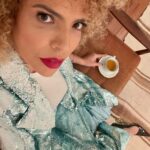 Vanessa da Mata Instagram – “A senhora sempre diz que conselho não se dá
Minha cabeça repete suas palavras no mantra
Preste atenção, menina
Deus te dê juízo, menina”

🎶 Menina (Vanessa da Mata / Ilan Adar)
Álbum “Vem Doce”

Look: Roupa @apartamento03 / sapatos acervo pessoal

#VanessadaMata #VemDoce