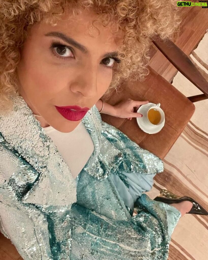 Vanessa da Mata Instagram - “A senhora sempre diz que conselho não se dá Minha cabeça repete suas palavras no mantra Preste atenção, menina Deus te dê juízo, menina” 🎶 Menina (Vanessa da Mata / Ilan Adar) Álbum “Vem Doce” Look: Roupa @apartamento03 / sapatos acervo pessoal #VanessadaMata #VemDoce