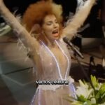 Vanessa da Mata Instagram - 🌹 20 de março - Dia Internacional da Felicidade “Gente feliz não se incomoda com pouco Eu acho que a felicidade não vem só Os meus amigos eu escolho São sócios da alegria que eu gosto de levar” ❤️ Envie esse vídeo para um amigo que te faz muito feliz! #VanessadaMata #GenteFeliz