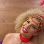 Vanessa da Mata Instagram - ❤️🐦 Hoje é dia de festa no ninho! É o Dia do Fã! Para comemorar este dia lindo, lançamos hoje o webclipe “Rindo com Você” com a participação especial dos meus passarinhos fãs. Respeito e amo cada zóinho que vejo se divertindo, sorrindo, chorando, se transformando comigo. Obrigada, passarinhos! Feliz Dia do Fã! 🥭 Vamos espalhar nosso assobio de jasmim, ouro, esmeralda, afeto e paz! 📺Lançamento também no youtube.com/vanessadamata #EquipeVDM #VanessadaMata #DiadoFã #Rindocomvocê #VemDoce