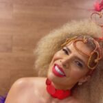 Vanessa da Mata Instagram – ❤️🐦 Hoje é dia de festa no ninho! É o Dia do Fã!
Para comemorar este dia lindo, lançamos hoje o webclipe “Rindo com Você” com a participação especial dos meus passarinhos fãs.

Respeito e amo cada zóinho que vejo se divertindo, sorrindo, chorando, se transformando comigo. Obrigada, passarinhos! Feliz Dia do Fã!

🥭 Vamos espalhar nosso assobio de jasmim, ouro, esmeralda, afeto e paz!

📺Lançamento também no youtube.com/vanessadamata

#EquipeVDM #VanessadaMata #DiadoFã #Rindocomvocê #VemDoce