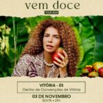 Vanessa da Mata Instagram – 🥭Está chegando a hora, Vitória/ES!! 
Nesta sexta, dia 03 de novembro, esperamos vocês no Centro de Convenções de Vitória, com o novo show #VemDoce. Chamem os amigos, os familiares e venham curtir com a gente!

🥭 Marque aqui nos comentários quem você quer encontrar lá!

🎫 Ingressos à venda no @zig.tickets (link na bio e no site www.vanessadamata.com.br)

#VanessadaMata #TurnêVemDoce #vemdoceoshow #vitoria Vitória – ES