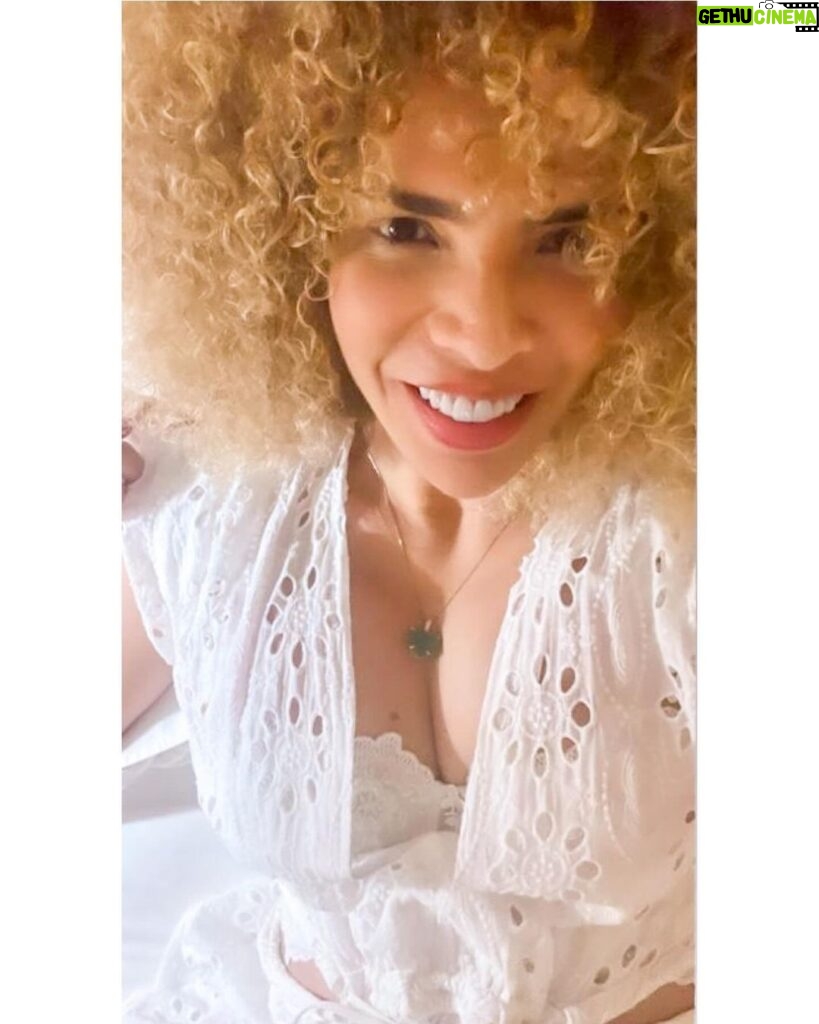 Vanessa da Mata Instagram - “No mais é preciso mudar quase tudo” 🎶 Eu Repetiria (Vanessa da Mata / Ana Carolina) Tudo, tudo que eu disse eu não me arrependo Desde quando eu te vi eu sinto Todo trauma do passado que trouxemos E que teríamos que desfazer No mais é preciso mudar quase tudo E de verdade limpar, se desfazer Não tolerar nosso ego absurdo Para deixar que o novo dia venha ser Pra que a gente não se frustre Pra que a gente não se machuque Pra que a gente não se iluda Pra que a gente baby, baby, baby Sabe tudo que eu disse pra você Eu repetiria #VanessadaMata #VemDoce #EuRepetiria