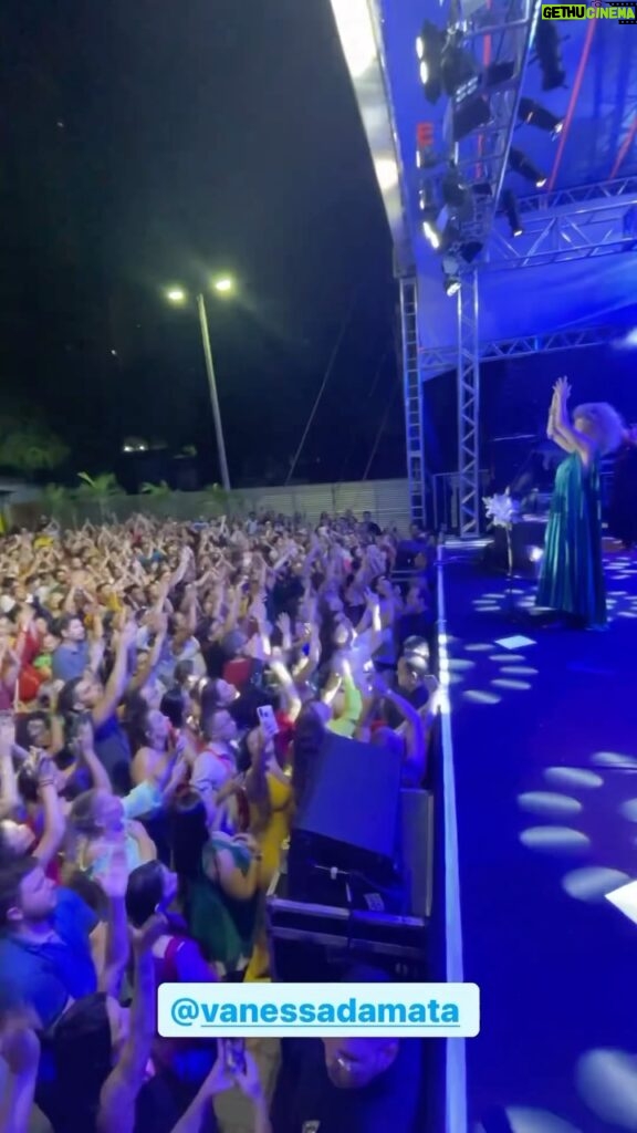 Vanessa da Mata Instagram - 🥭Fortaleza, coisa mais linda esse show ontem no estacionamento no Shopping Iguatemi! Obrigada! Muito amor ❤️ Vídeo: @lanproducoes #VemDoce #VanessadaMata #vemdoceoshow #turnêvemdoce Fortaleza/Ceará