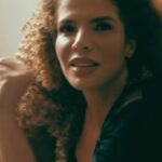 Vanessa da Mata Instagram - 📺🥭A música “Vem Doce” (Vanessa da Mata / @papatinho) está na trilha sonora da nova novela das sete da @tvglobo, “Família É Tudo”. Quem aqui já ouviu a música na novela? #EquipeVDM #VanessadaMata #VemDoce #FamíliaÉTudo