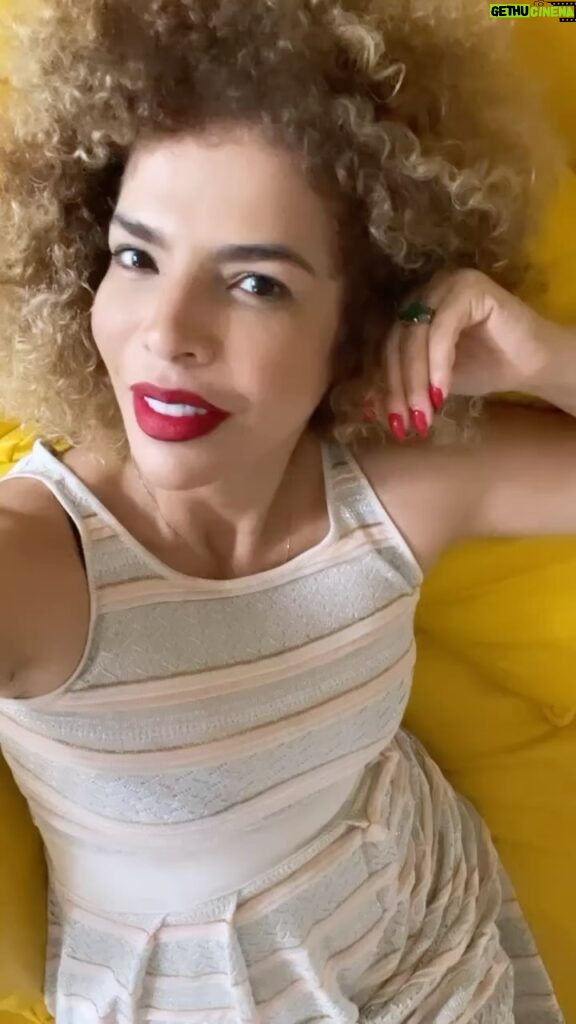 Vanessa da Mata Instagram - INDO VER @danielamercury 40 ANOS de carreira! PARA QUEM NÃO SABE, DEPOIS @mariabethaniaoficial , QUE foi quem ME LANÇOU com @oficialchicocesar COM A CANÇÃO “A FORÇA QUE NUNCA SECA” CUJA A LETRA É MINHA E MUS DE @oficialchicocesar tive a alegria absoluta de ter @caetanoveloso COM @mariabethaniaoficial cantarem uma mus só minha chamada “O canto de dona sinhá” ! Quanta confirmação de uma honra continuada, que me enche de felicidade até hoje e antes mesmo do meu primeiro disco, eu já era compositora de todos esses tesouros nacionais e internacionais Aí vi @danielamercury CANTAR UMA MÚSICA SÓ MINHA CHAMADA “VIAGEM”! Uma delicia! Aliás nesse momento estou assistindo “Manoel de Barros”. Coisa linda de viver bem